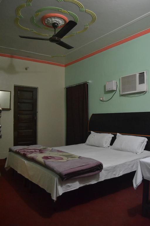 Hotel Sandeep Varanasi Room photo