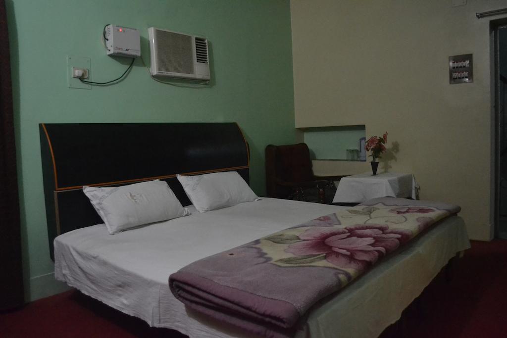 Hotel Sandeep Varanasi Room photo